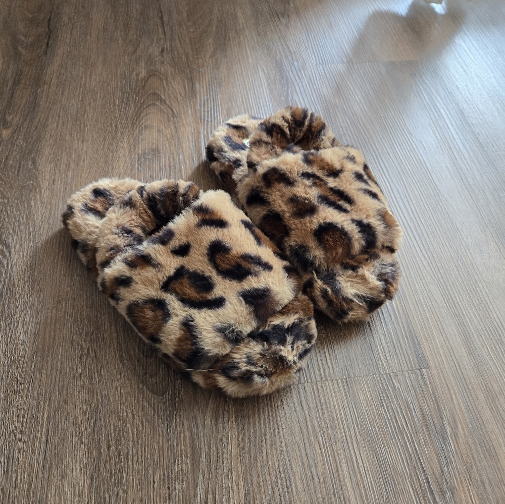 NWOT Girls Fuzzy Cheeta Print Slippers, Size 13 or 1